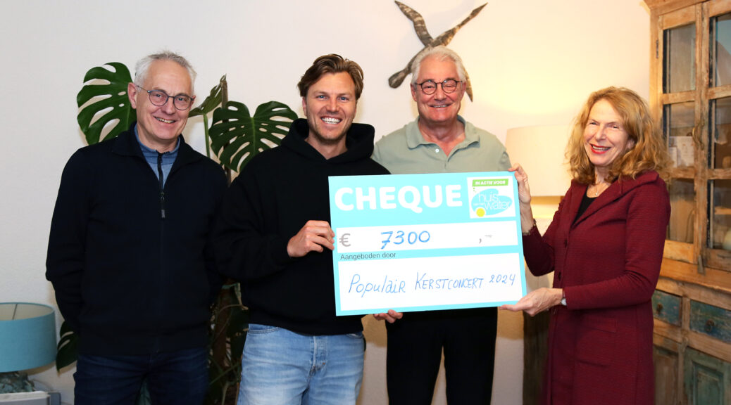 Cheque uitreiking opbrengst populair kerstconcert