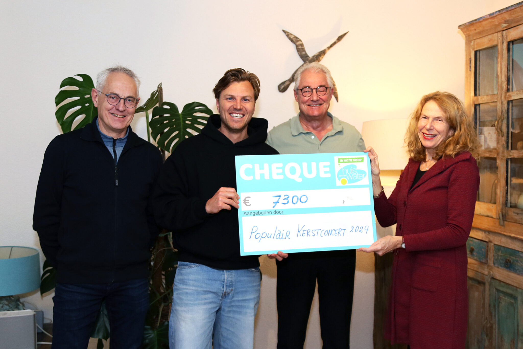 Cheque uitreiking opbrengst populair kerstconcert